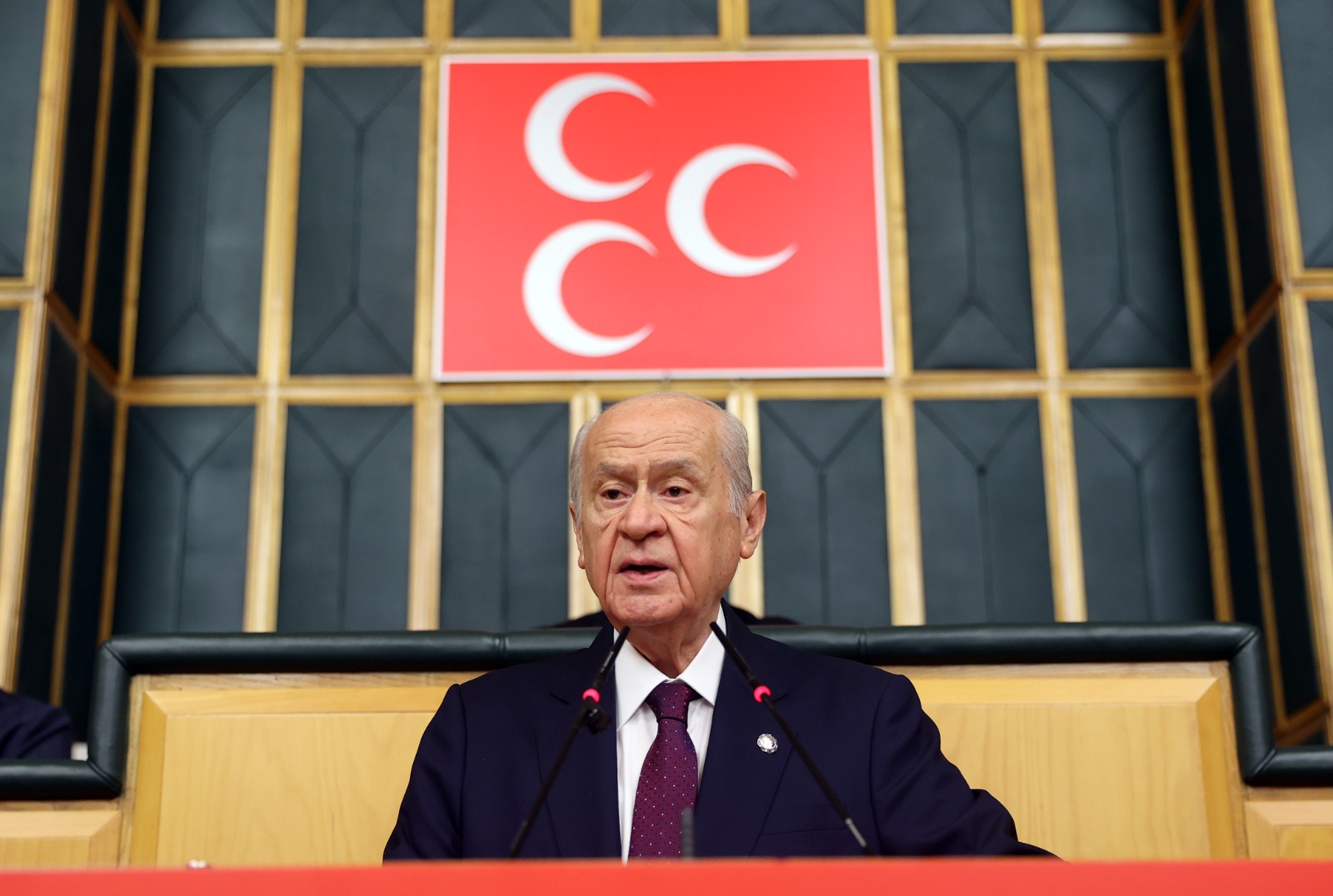 devlet-bahceli-konusma-yapiyor-gazete-yaziyor