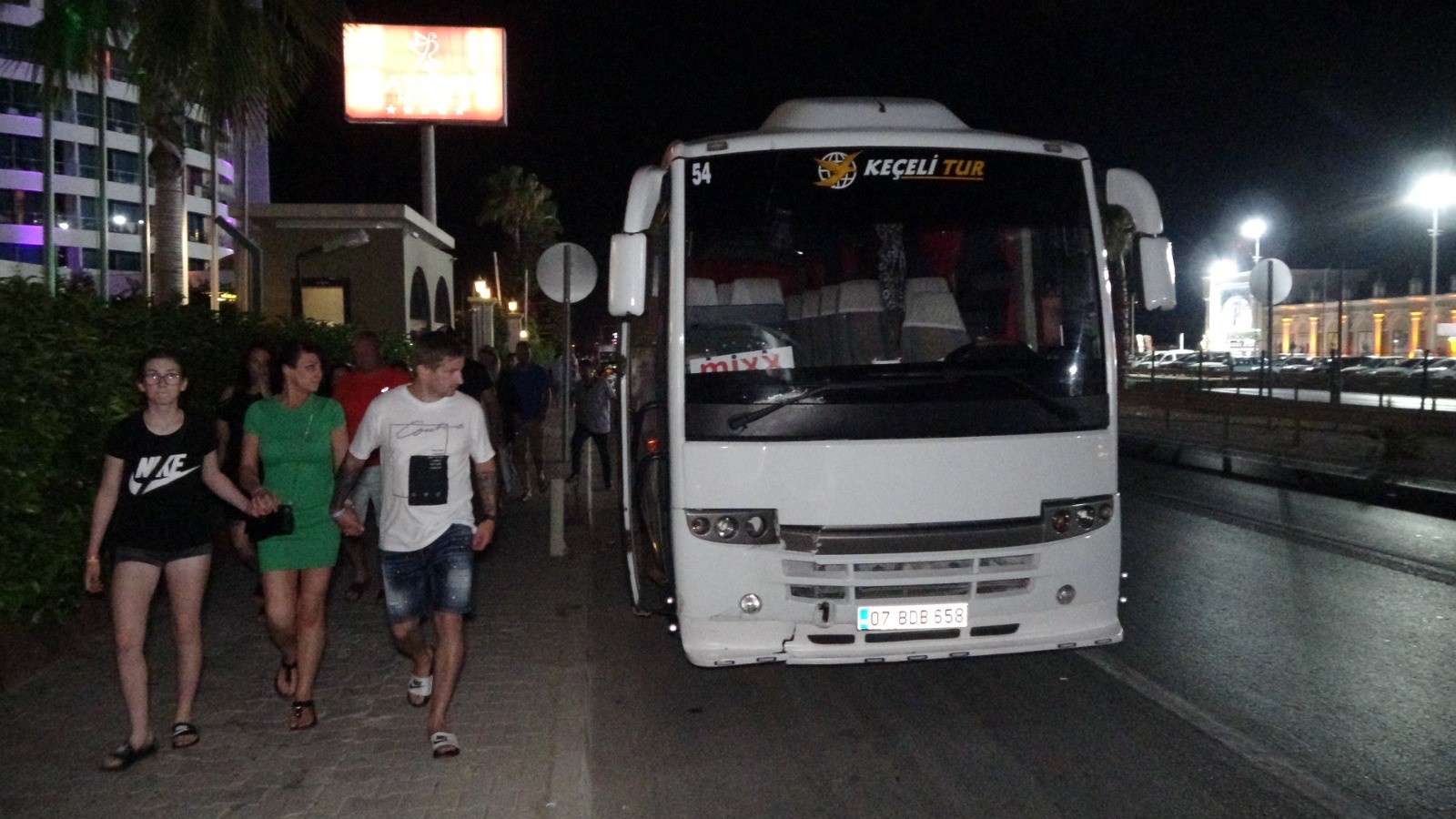 Tur midibüsü "yaya geçidinde" can aldı!