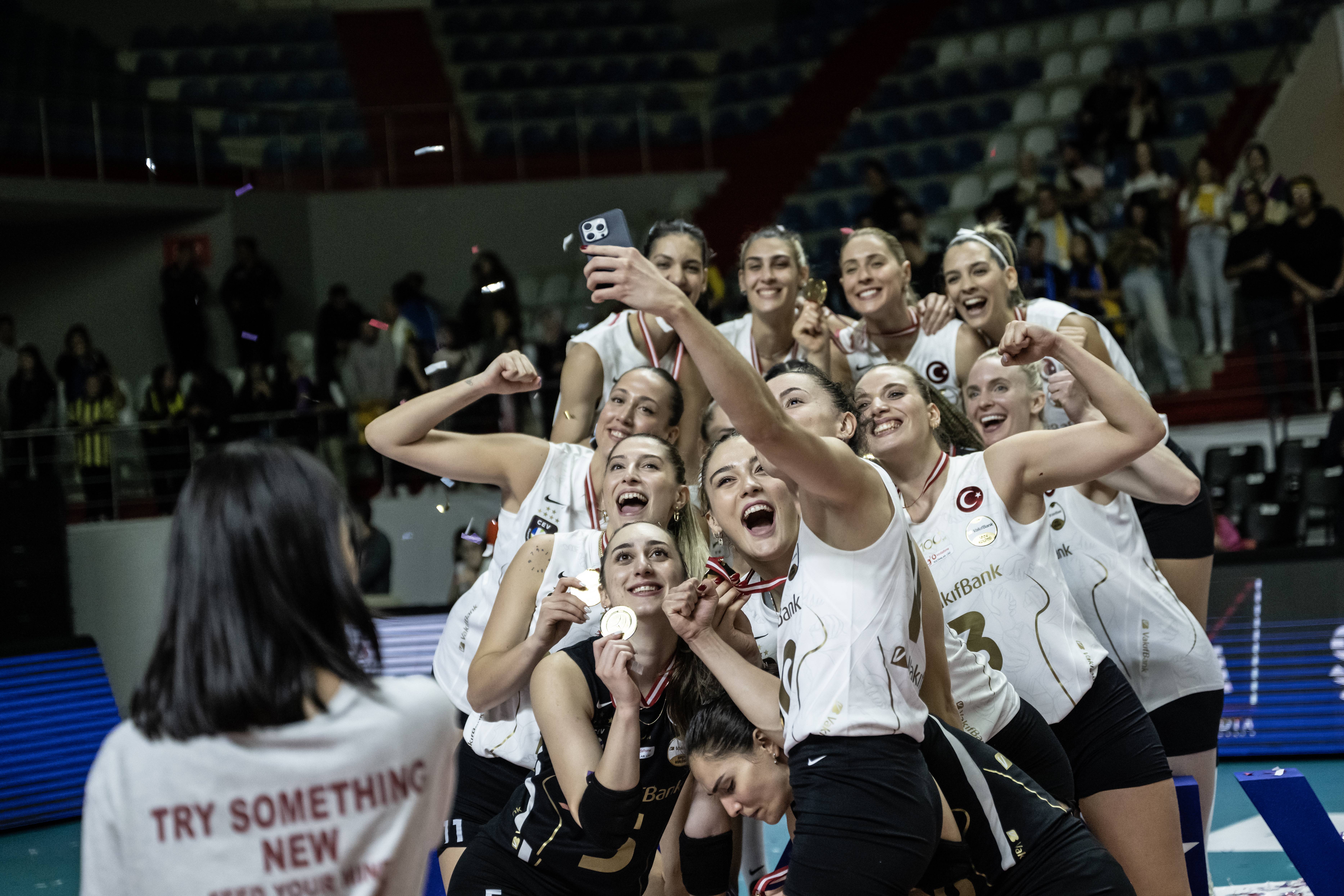 AA-20231011-32377073-32377069-FENERBAHCE_OPET_VAKIFBANK (2) (1)