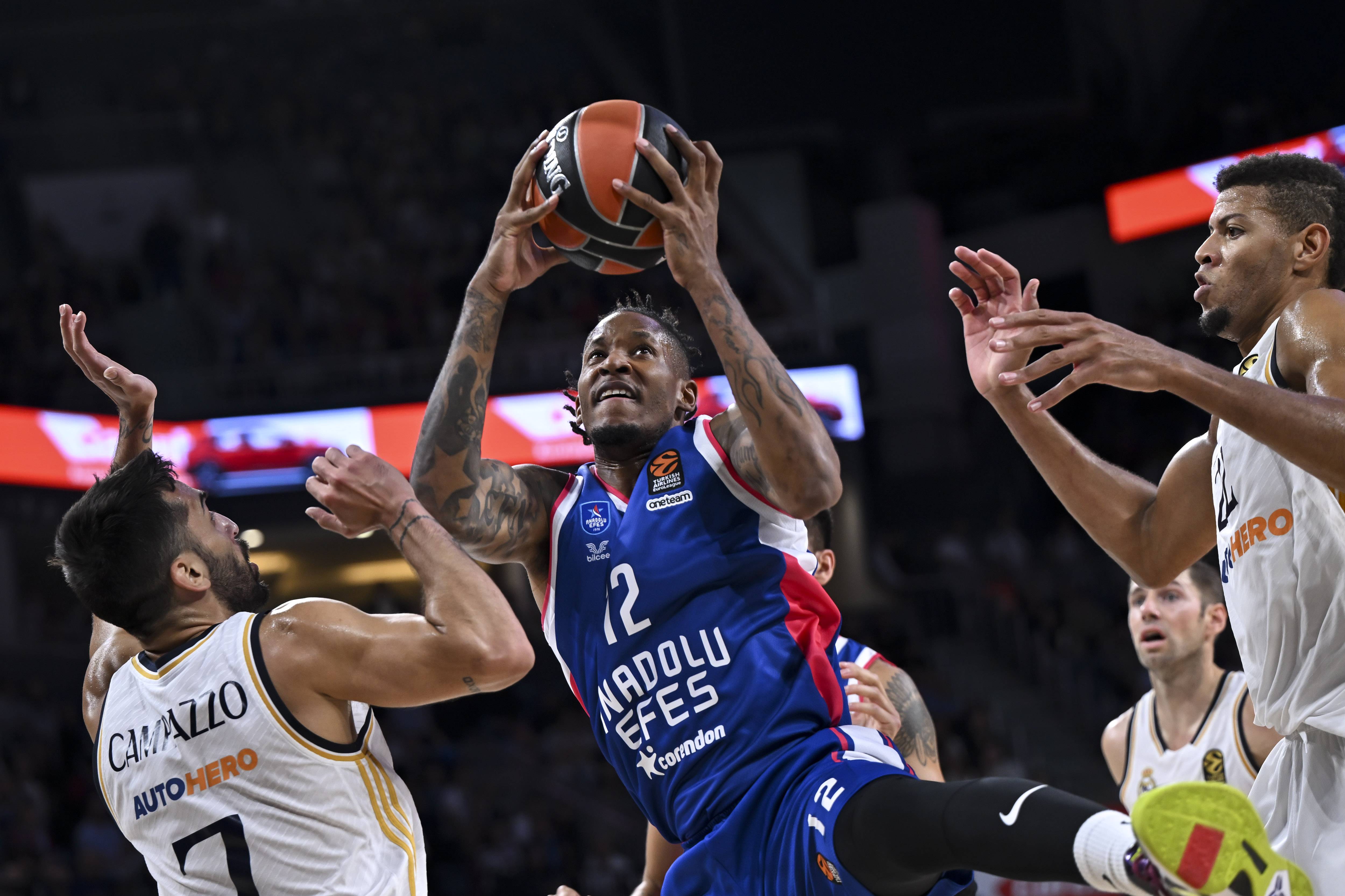 AA-20231012-32386044-32386031-ANADOLU_EFES_REAL_MADRID (1)