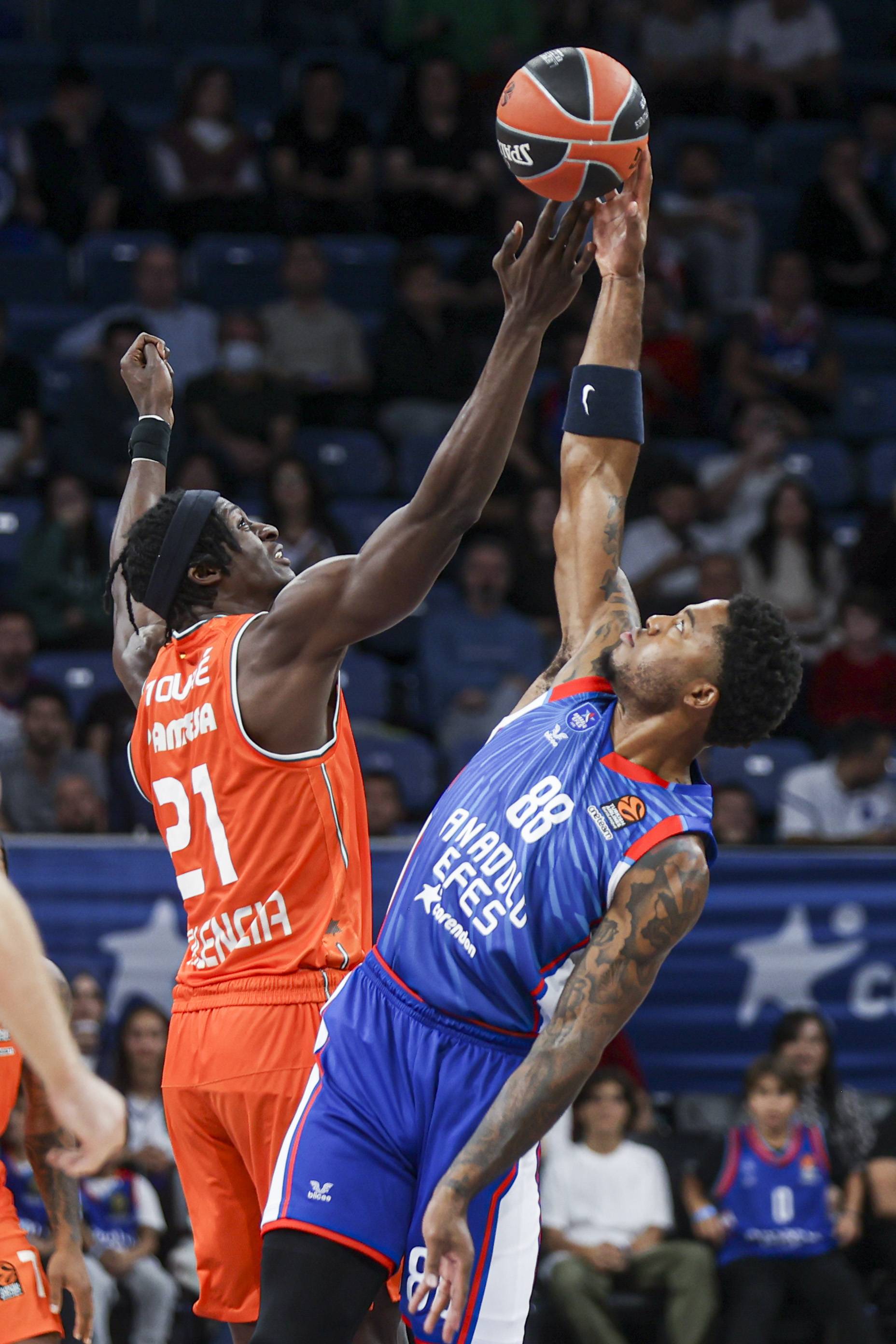 AA-20231020-32469227-32469225-ANADOLU_EFES_VALENCIA_BASKET (1)