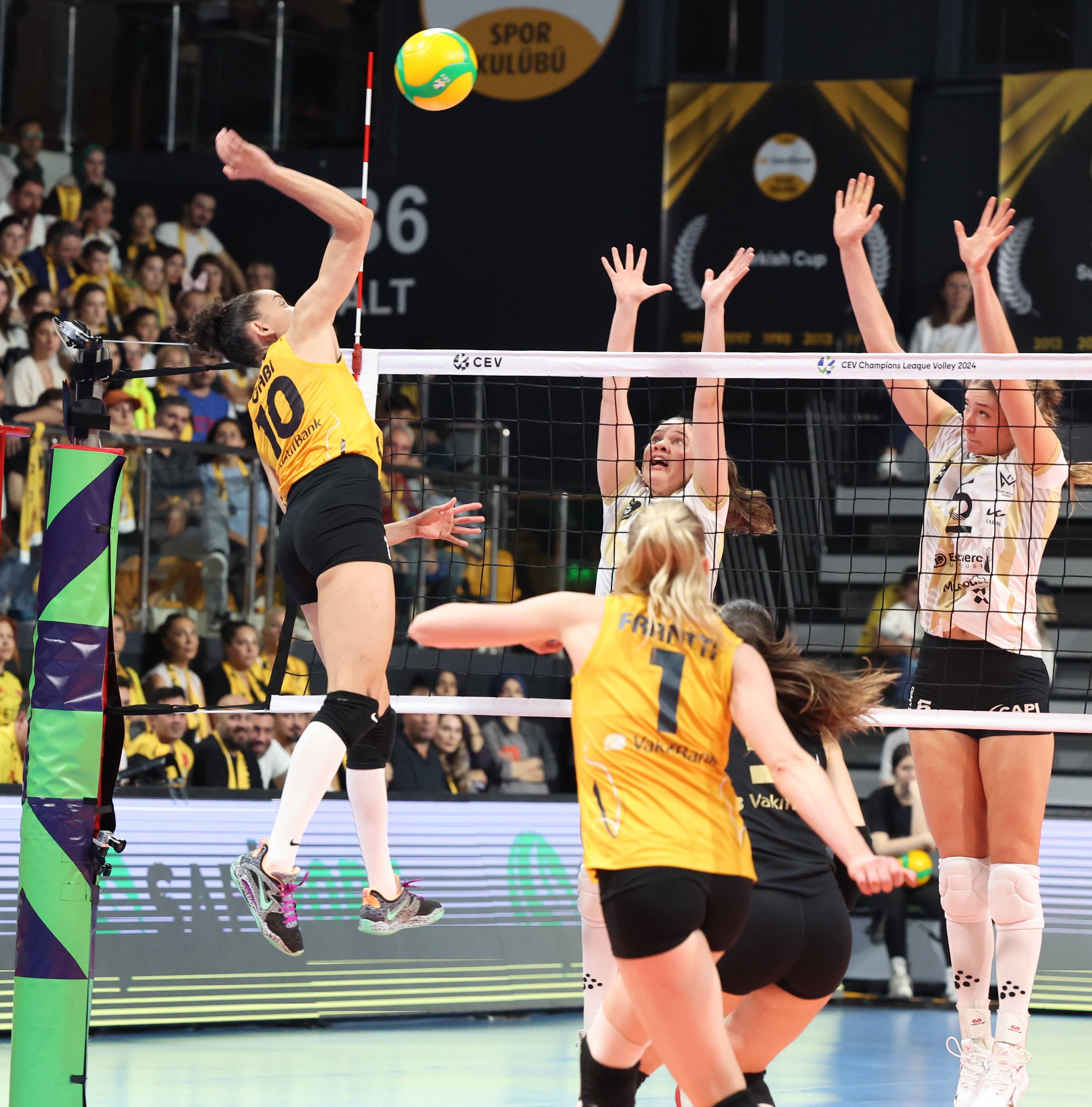 VakıfBank, Şampiyonlar Ligi'ne kazanarak başladı (2) (1)