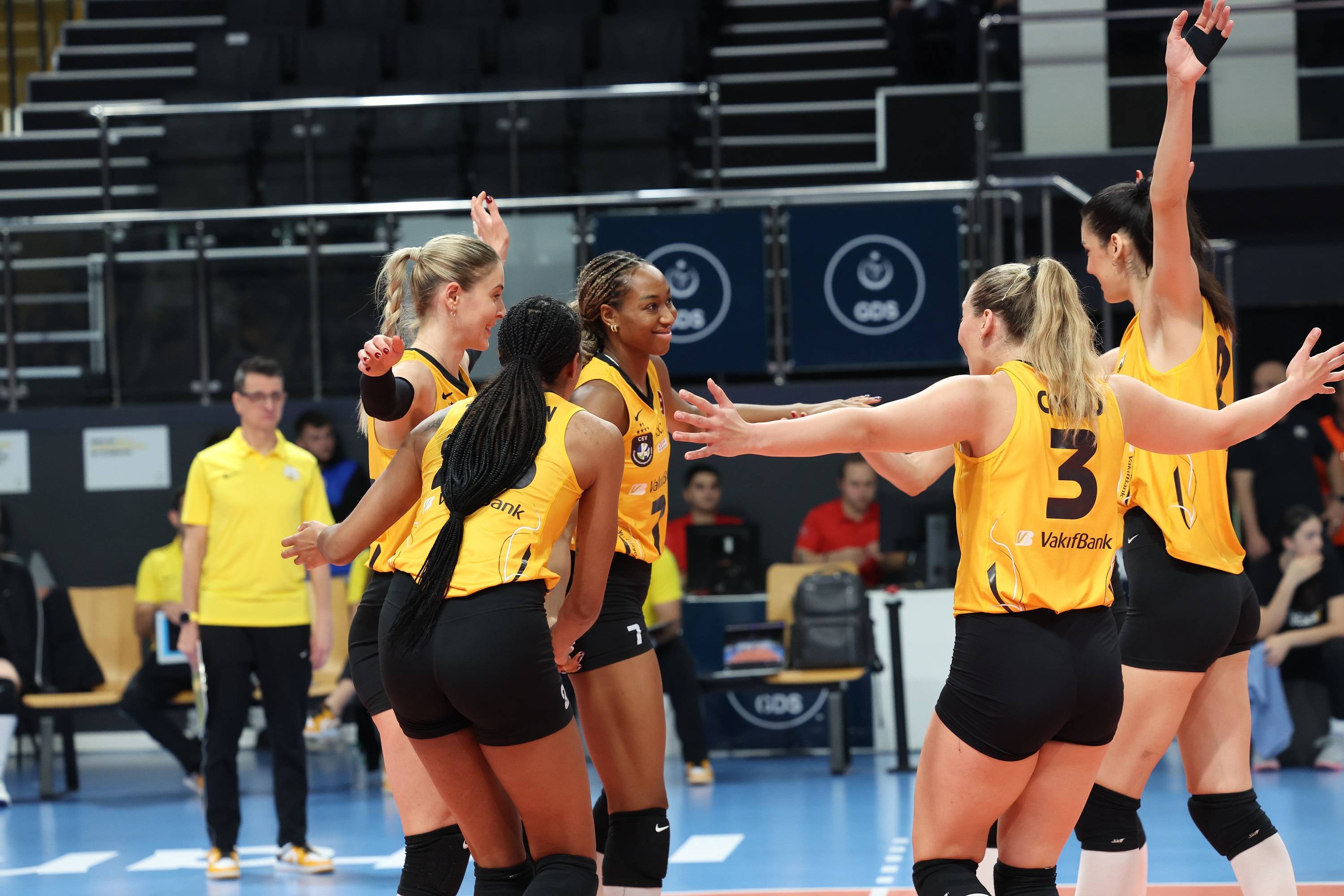 VakıfBank, CEV Şampiyonlar Ligi'nde Pazova'yı 3-1 ile geçti (1) (2)